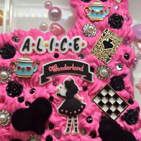 iPhone 14 plus Alice in wonderland - Picture 8 of 8